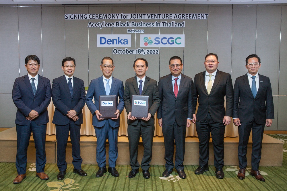 EN 2 The signing ceremony was witnessed by Roongrote Rangsiyopash President and CEO of SCGjpg