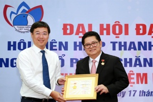 กรรมการผู้จัดการ ซี.พี. เวียดนาม รับเหรียญเกียรติคุณ เพื่อเยาวชน