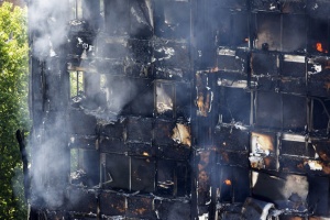 หนุ่มมุสลิม ฮีโร่ช่วยชีวิตเหตุเพลิงไหม้แฟลตในลอนดอน
