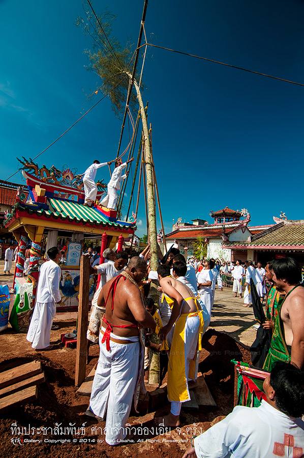 พธยกเสาเตงโกหรอเสาไมไผเพอประกาศเรมเทศกาลกนเจ